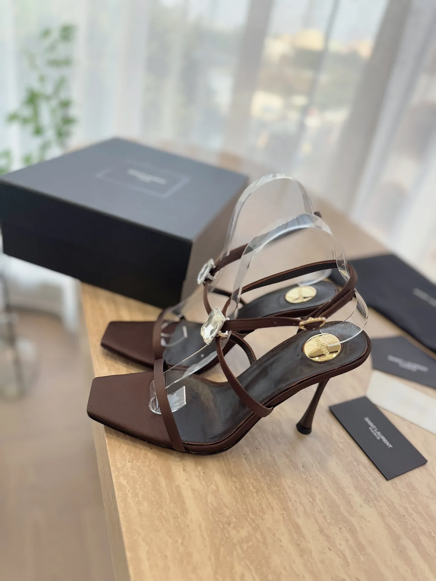 👟👟Ex-factory price 520👟👟 High version "SAINT LAUREN*" Saint Laurent YSL 25ss/spring and summer new catwalk style large rhinestone high-heeled shoes and sandals. Only YSL understands women's hearts best and does not accept refutation. It is a super invincible feminine artifact and a must-have for women (z-product full-body customization, own molded hardware accessories, perfect consistency). Compare the differences between pictures and goods on the market. ✔Upper: Customized imported calf patent leather/silk ✔Lining: Imported 🐑sheep leather ✔Sole: Imported genuine leather outsole ✔Heel height: 10.5cm ✔Number of yards: 35-39 (40 can be customized and non-returnable) (Full set of packaging)
